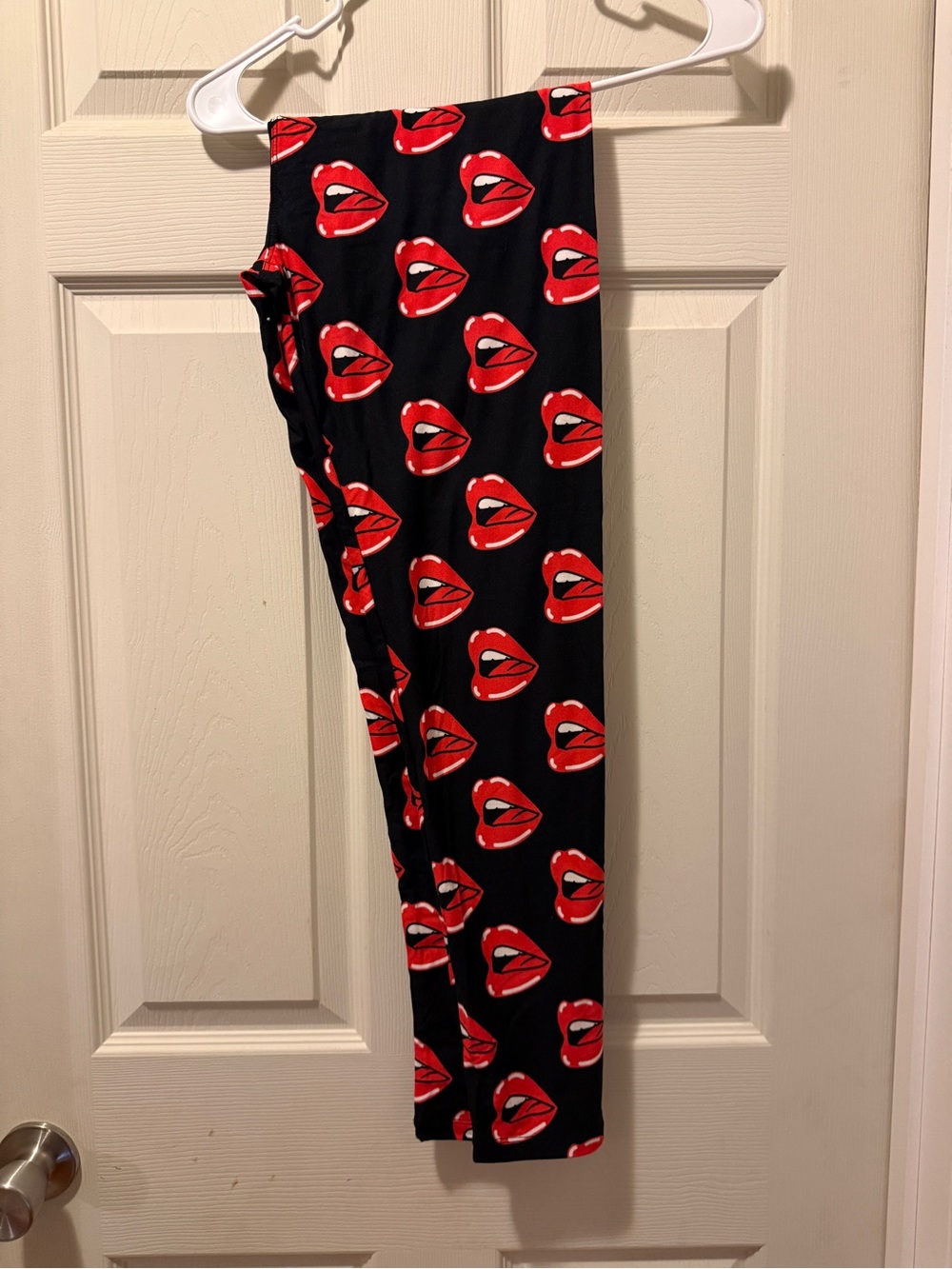 LuLaRoe TC leggings Black with Red Lip New